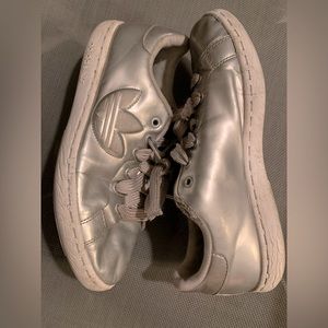 ⭐️SALE⭐️Adidas Silver Metallic Sneakers GUC Pre-owned Size 7